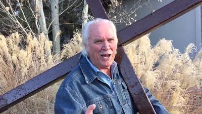 Homem carrega cruz pelo mundo há quase 50 anos para evangelizar: "É tudo por Jesus"