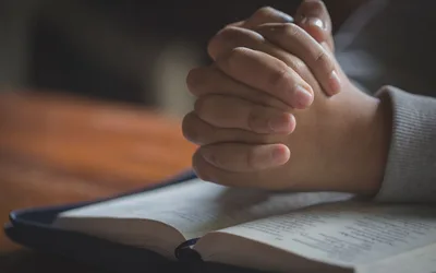 Deixou o islamismo para se tornar cristão e foi agredido pelos pais