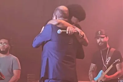 Após 7 anos, Thalles retorna à sua antiga igreja e é perdoado pelo pastor