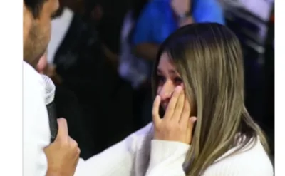 Menina chora ao ser curada milagrosamente de um olho cego