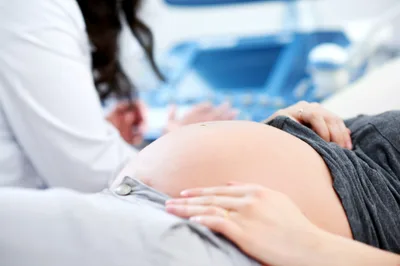 Lei contra aborto em Goiás faz grávida ouvir coração do bebê