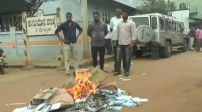 Radicais hindus queimam caixas com exemplares dos Evangelhos
