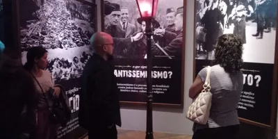 Igreja leva alunos para visita ao Memorial do Holocausto