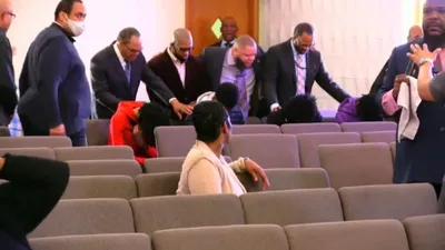 Assalto? Jovens armados entram em igreja e fiéis impedem crime