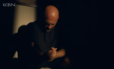 Pai tem visão do Céu ao segurar mão do filho morto e se entrega a Jesus