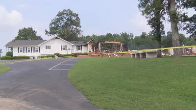 Igreja faz culto ao ar livre após templo ser destruído em incêndio: "Deus tem um plano" | Notícias Gospel