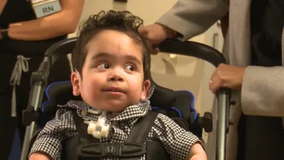 Bebê que teria 30 minutos de vida tem alta pela primeira vez, aos três anos: "Milagre"