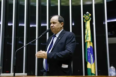 Presidente da Frente Parlamentar Evangélica critica uso da linguagem neutra