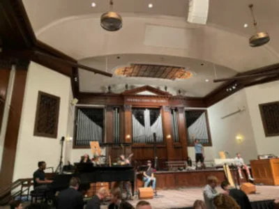 Mulher participa de culto em Asbury e compartilha poderoso testemunho