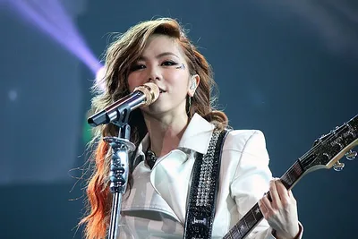 Famosa cantora pop da China se declara cristã, mesmo em meio à perseguição: "Corajosa"