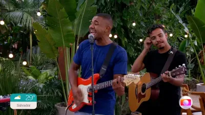 Com Sarah Beatriz, Davi canta música gospel e toca guitarra na Globo