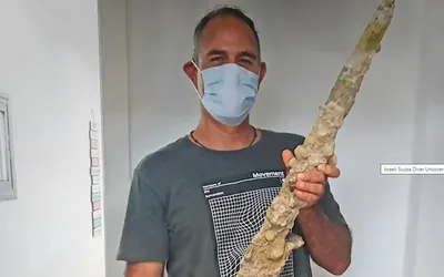 Mergulhador israelense encontra espada de 900 anos