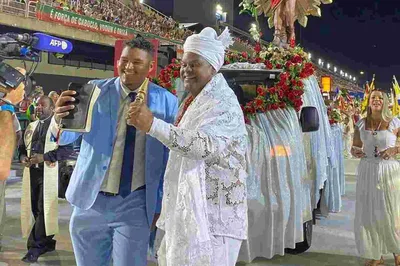 Pastor ora abençoando o carnaval na Sapucaí:"Não é do demônio"