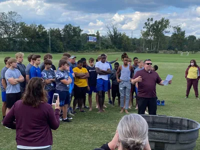 Técnico promove batismo improvisado para salvar jogadores de futebol