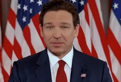 Ron DeSantis decide retirar candidatura e apoiar Donald Trump