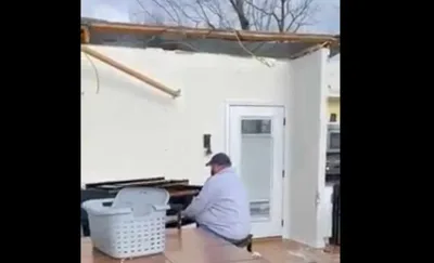 Músico toca gospel em meio aos destroços de tornado que atingiu Kentucky