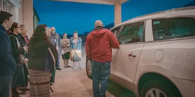 Pastor leva igreja às ruas para orar por motoristas: \"Existe prática no poder da oração\"