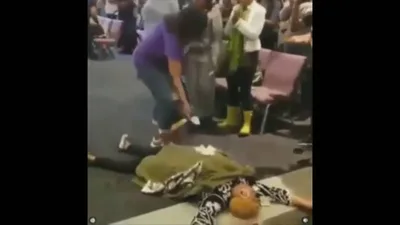 Vídeo bizarro de pastora que "morre" e "ressuscita" com ofertas viraliza na web