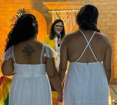 ‘Pastora' de igreja expulsa de convenção celebra união de duas mulheres