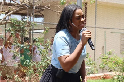 Cantora Elaine Martins conduz louvor em batismo de 150 detentas