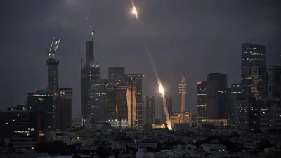 Explosão em Tel Aviv: Irã lança mísseis e atinge Israel