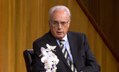 MacArthur repreende Kamala após deboche contra cristãos que clamaram por Jesus