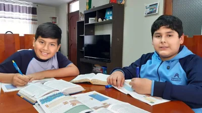 Menino faz estudos bíblicos com os amigos e eles se batizam