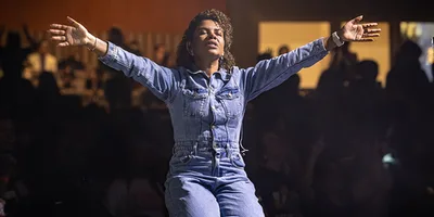 Nívea Soares apresenta nova versão ao vivo da canção \"Rio\"