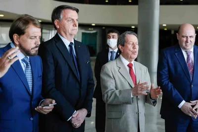 Pastores encontram 9 exus em gabinete de Bolsonaro, diz repórter