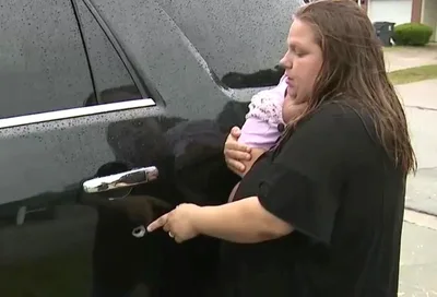 Bebê sobrevive ileso a tiroteio que atingiu carro da família: "Jesus nos salvou"