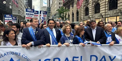 Milhares marcham no \"Dia de Israel\" em Nova York: ‘Vocês não estão sozinhos’