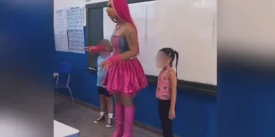 Professor trans se fantasia de Barbie para alunos de 7 anos em escola pública do MS