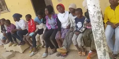 Crianças escapam de orfanato para ir à igreja, na Nigéria