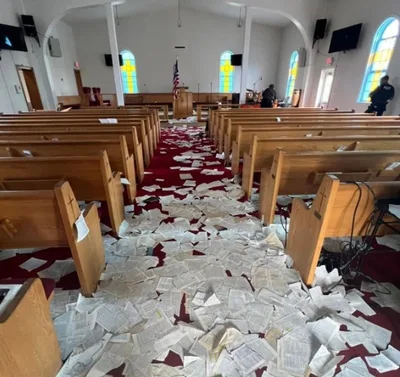 Vândalos deixam rastro de destruição em igreja