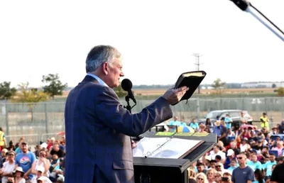 Milhares aceitam a Jesus Cristo em cruzada com Franklin Graham