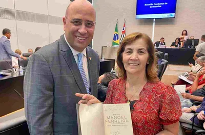 Pastor Oseias de Madureira presenteia filha do pastor José Wellington