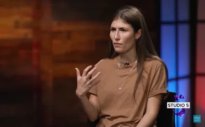 Cantora com escoliose desiste de suicídio ao ouvir a voz de Deus: "Você precisa aguentar"