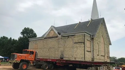 Igreja de 121 anos é removida e levada de caminhão para novo terreno | Notícias Gospel