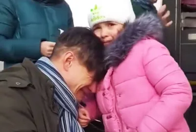 Pai ucraniano se despede de filha antes de defender país contra Rússia