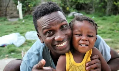 Bebê encontrado no lixo é adotado por jovem que cresceu sem pai