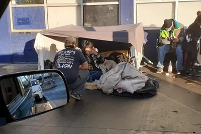 Ex-viciado vai às ruas alimentar necessitados: "Sou as mãos e os pés Dele"