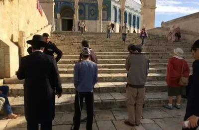 Judeus desafiam proibição e oram no Monte do Templo, em Jerusalém