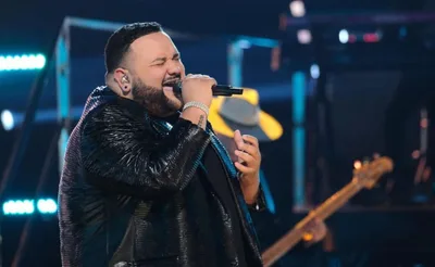Calouro canta 'Ousado Amor' e levanta plateia do The Voice nos EUA