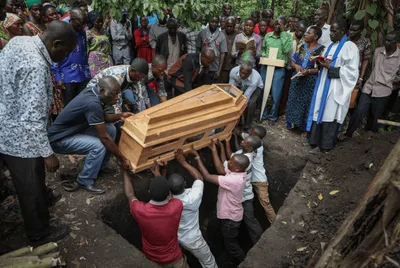 Sobrevivente de ataque em escola de Uganda diz que se fingiu de morto