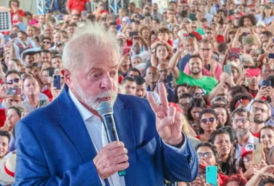 Lula tenta minimizar derrocada do PT nas eleições
