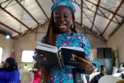 Nigeriano traduz a Bíblia para idioma pidgin e leva seu povo a compreender as Escrituras