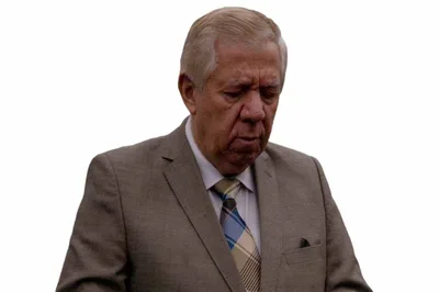AD Curitiba: Pastor ostenta vida de luxo e igrejas estão em situações precárias