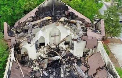Igreja desaba com incêndio, mas cruz permanece intacta e emociona fiéis