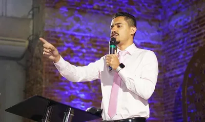 Jogador do São Paulo se torna pastor e se divide entre a bola e o altar