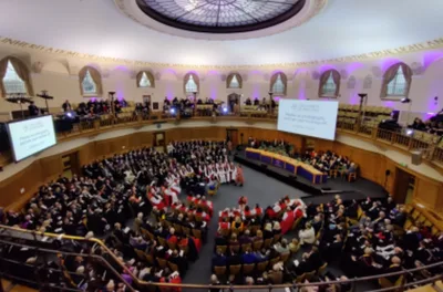 Sínodo da Igreja da Inglaterra se reúne para considerar "bênçãos" para gays